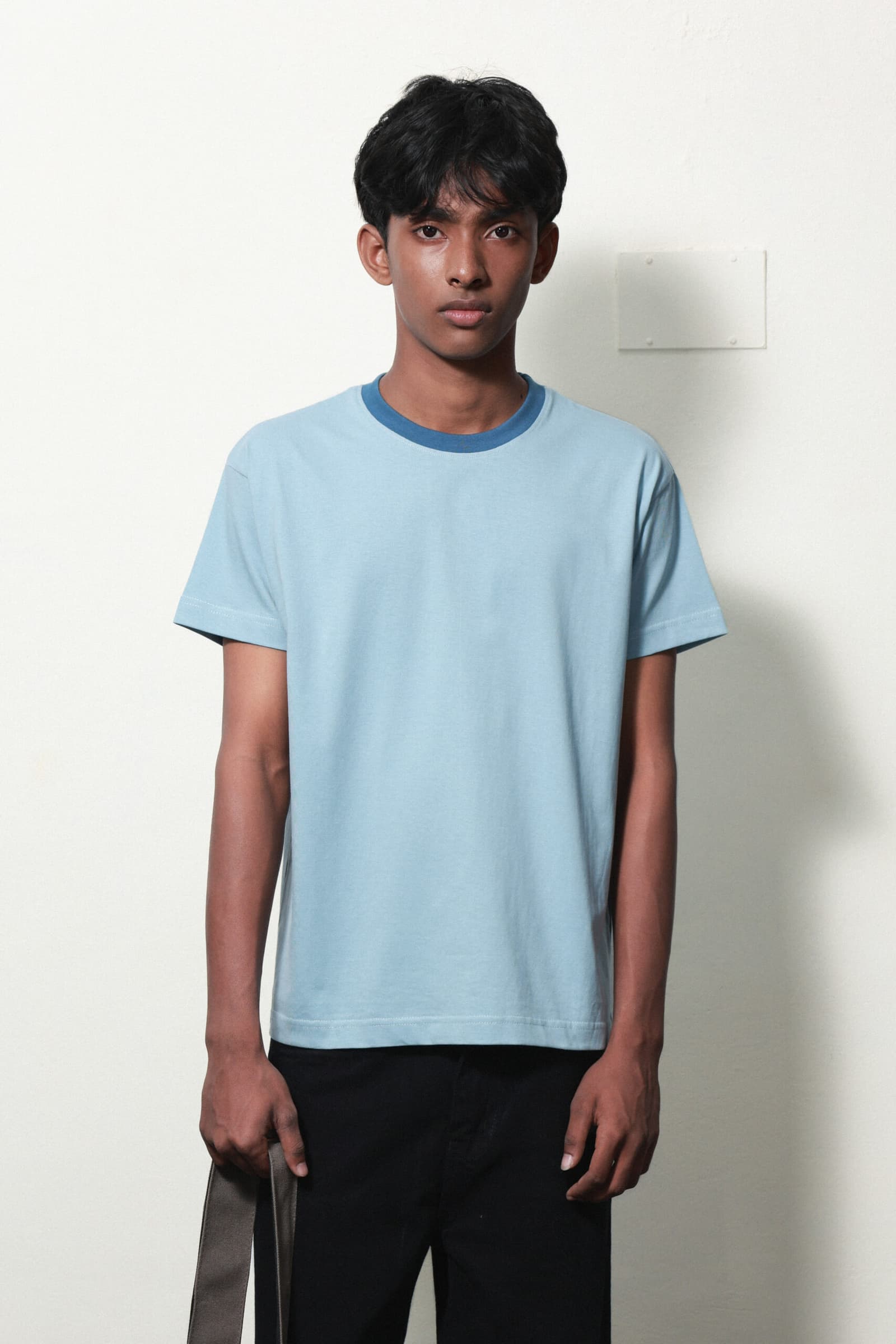 CONTRAST NECK REGULAR FIT T SHIRT 1